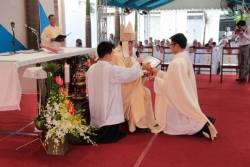The Jesuit Provincial of Vietnam holds a ceremony to confer priesthood on clergymen